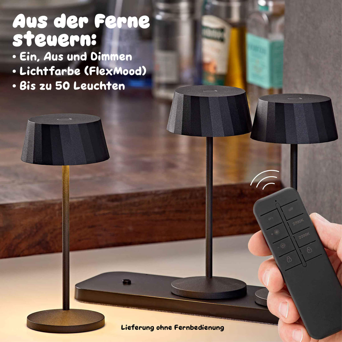 Drei Sigor Facetta Remote Akku-Tischleuchten in Dünenbeige auf einer Dreifach-Ladestation, daneben eine Hand mit der Funkfernbedienung. #Farbe_Nachtschwarz