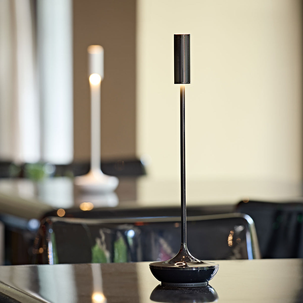 Sigor Nucandle Akku-Tischleuchte auf dem Tisch in #Farbe_Keramikschwarz
