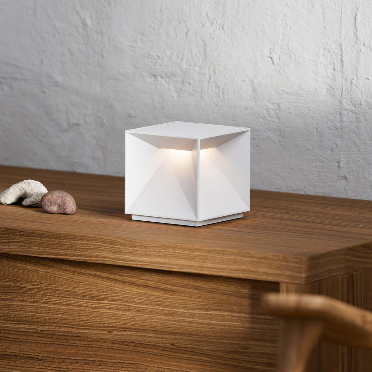 Sigor Nutalis Akku-Tischleuchte auf Sideboard in #Farbe_Schneeweiss