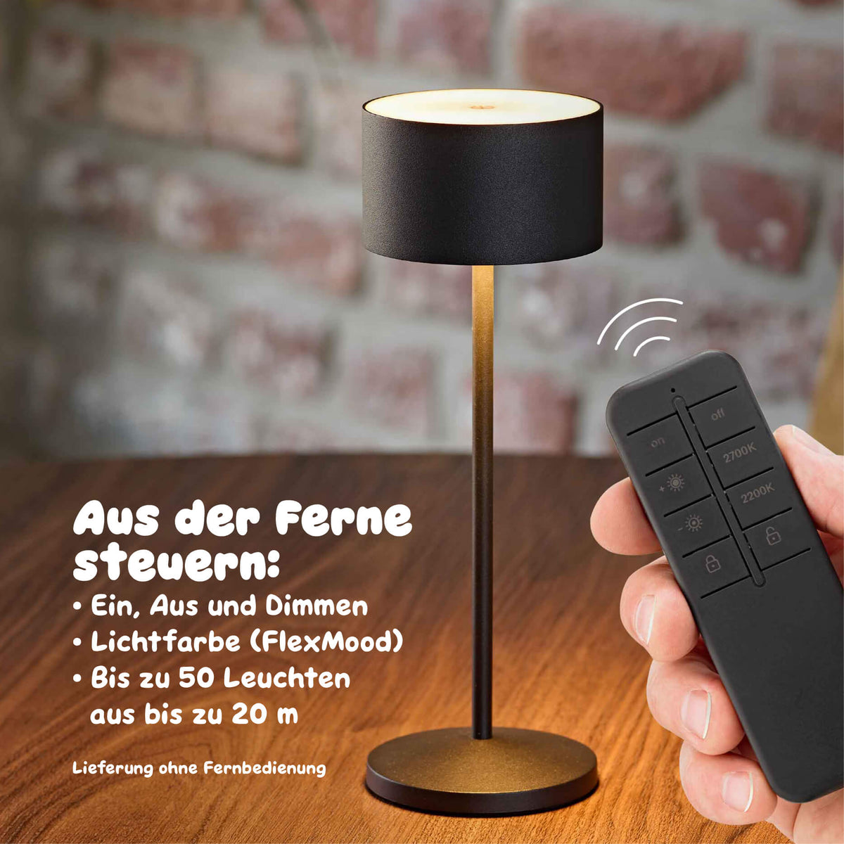Sigor Veluna Remote Akku-Tischleuchte in Dünenbeige mit Funkfernbedienung in der Hand. #Farbe_Nachtschwarz