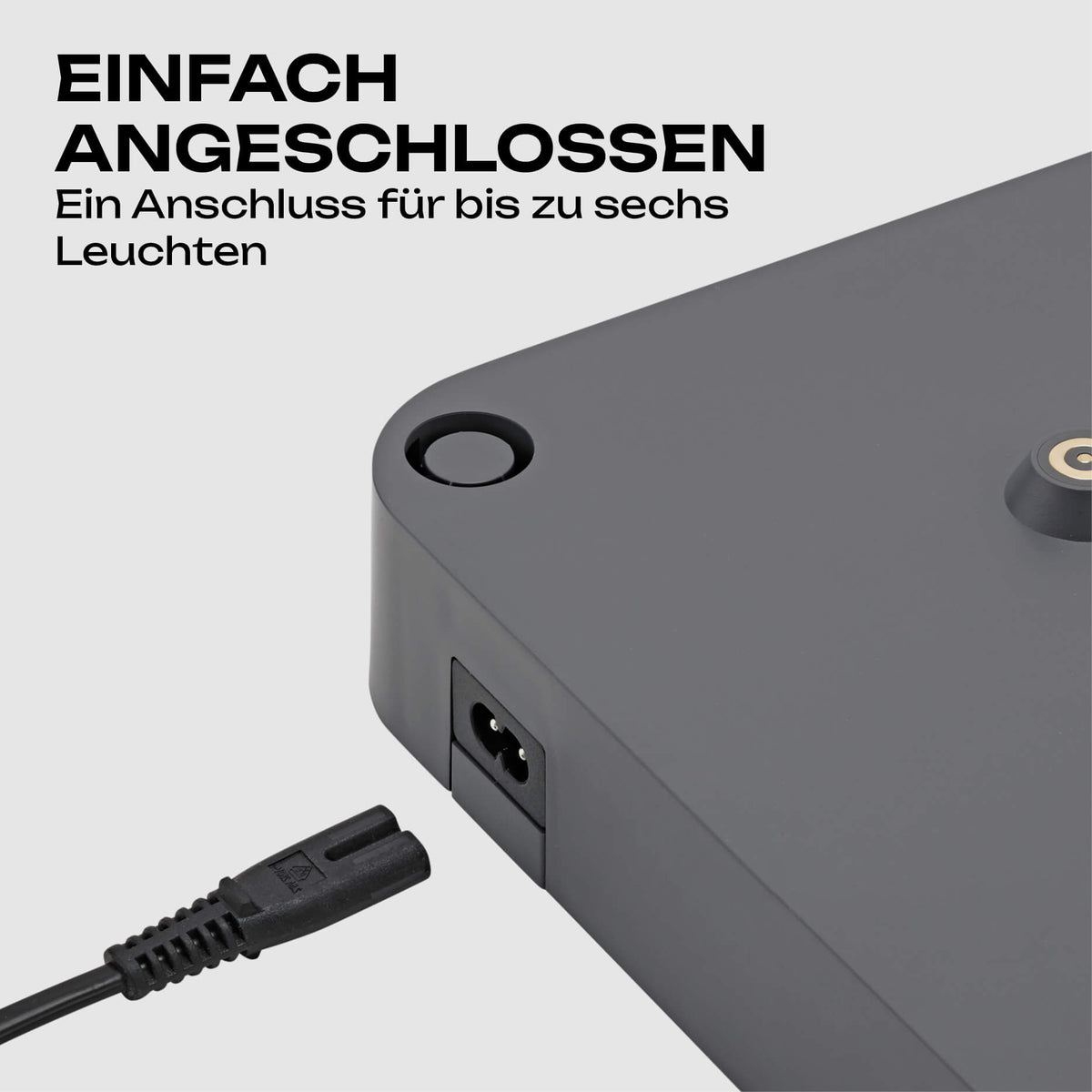 Nahaufnahme des Netzanschlusses an der Seite der easy-connect puk Ladestation mit Netzkabel