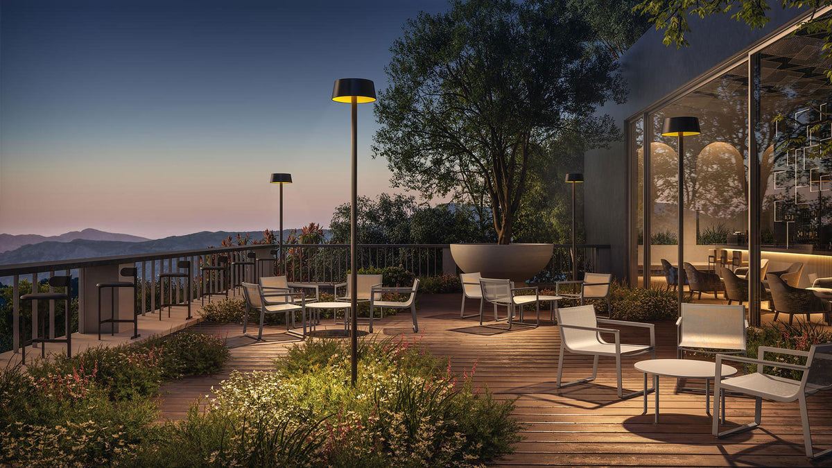 Vier Klewe Sundress Akku-Laternen auf einer Terrasse, die warmes Licht und Atmosphäre schaffen