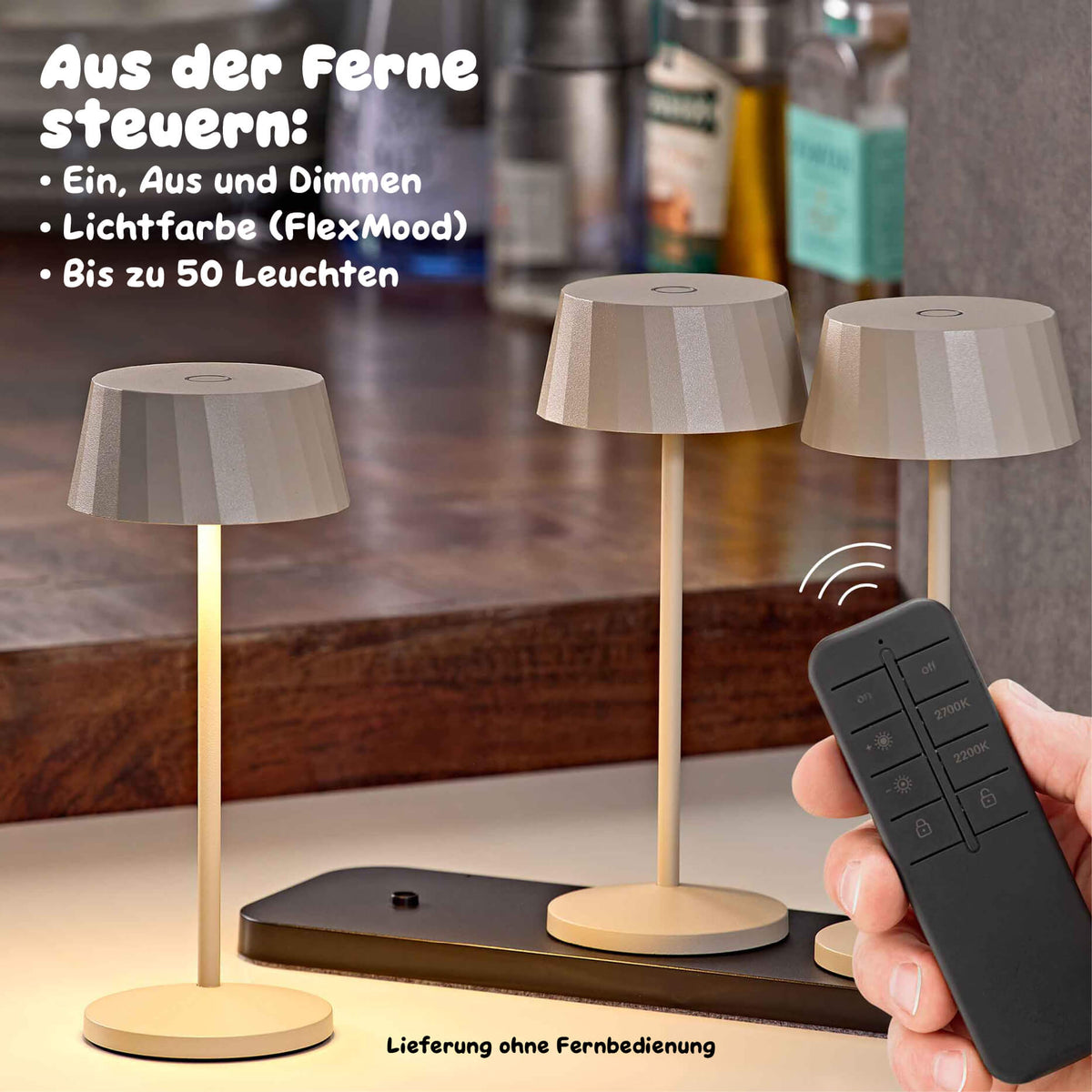 Drei Sigor Facetta Remote Akku-Tischleuchten in Dünenbeige auf einer Dreifach-Ladestation, daneben eine Hand mit der Funkfernbedienung. #Farbe_Dünenbeige