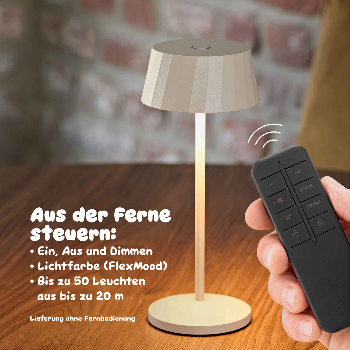 Sigor Facetta Remote Akku-Tischleuchte in Dünenbeige mit Funkfernbedienung in der Hand. #Farbe_Dünenbeige
