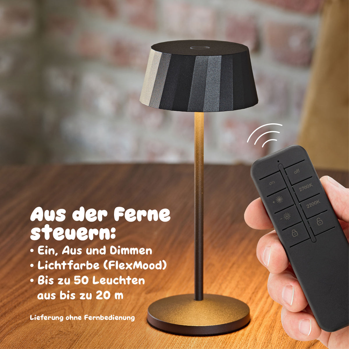 Sigor Facetta Remote Akku-Tischleuchte in Nachtschwarz mit Funkfernbedienung in der Hand. #Farbe_Nachtschwarz