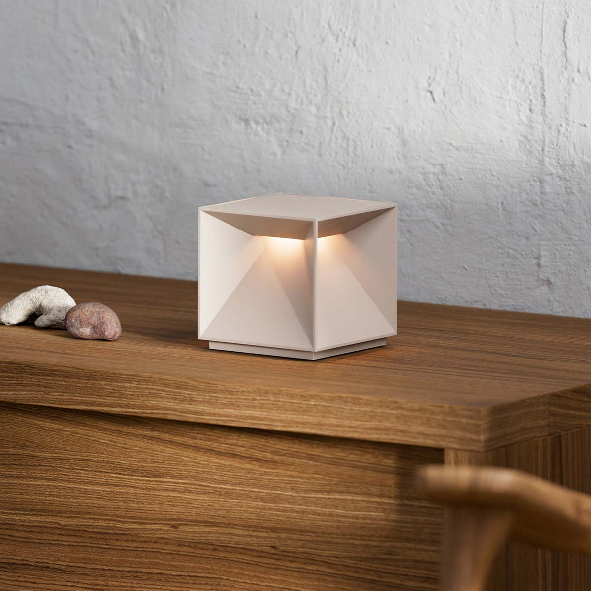 Sigor Nutalis Akku-Tischleuchte auf Sideboard in #Farbe_Dünenbeige
