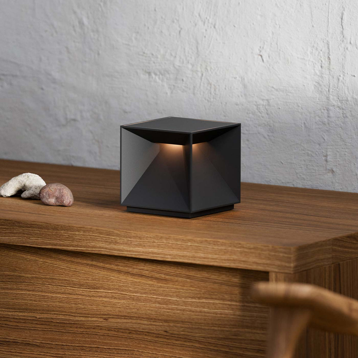 Sigor Nutalis Akku-Tischleuchte auf Sideboard in #Farbe_Nachtschwarz
