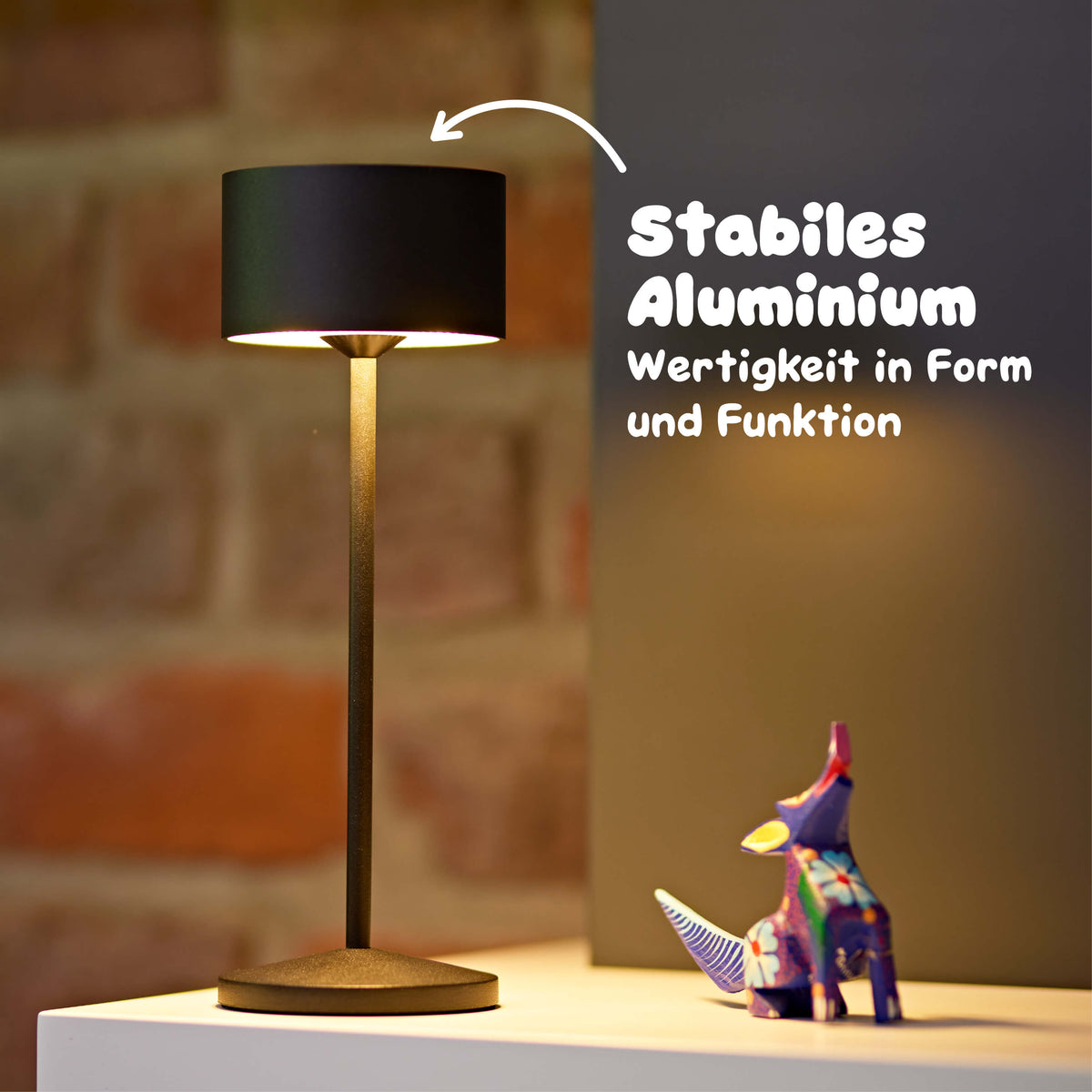 Die Sigor Veluna Remote Akku-Tischleuchte mit stabilem Aluminiumgehäuse steht sicher und verzichtet auf Plastik #Farbe_Nachtschwarz