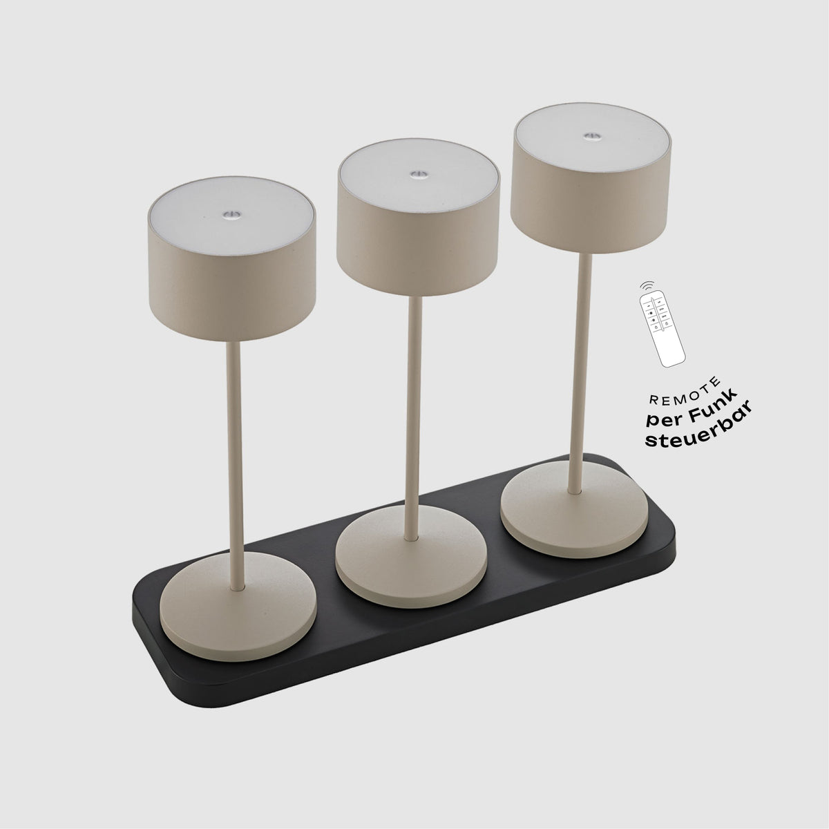 Sigor Veluna Remote 3er-Set Akku-LED-Tischleuchten in Dünenbeige stehen auf Dreifach-Ladestation für gleichzeitiges Aufladen in der Gastronomie #Farbe_Dünenbeige