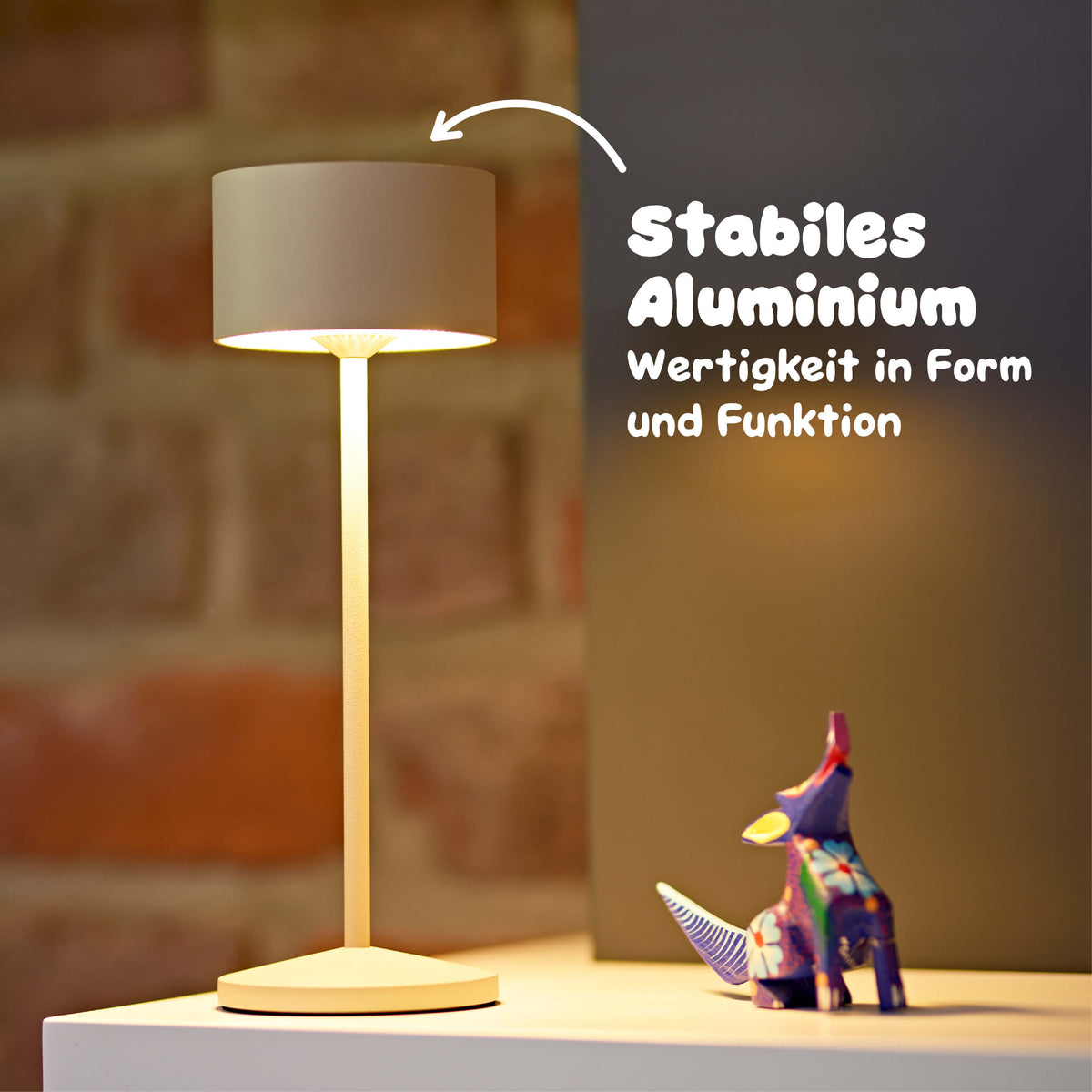 Die Sigor Veluna Remote Akku-Tischleuchte mit stabilem Aluminiumgehäuse steht sicher und verzichtet auf Plastik #Farbe_Dünenbeige