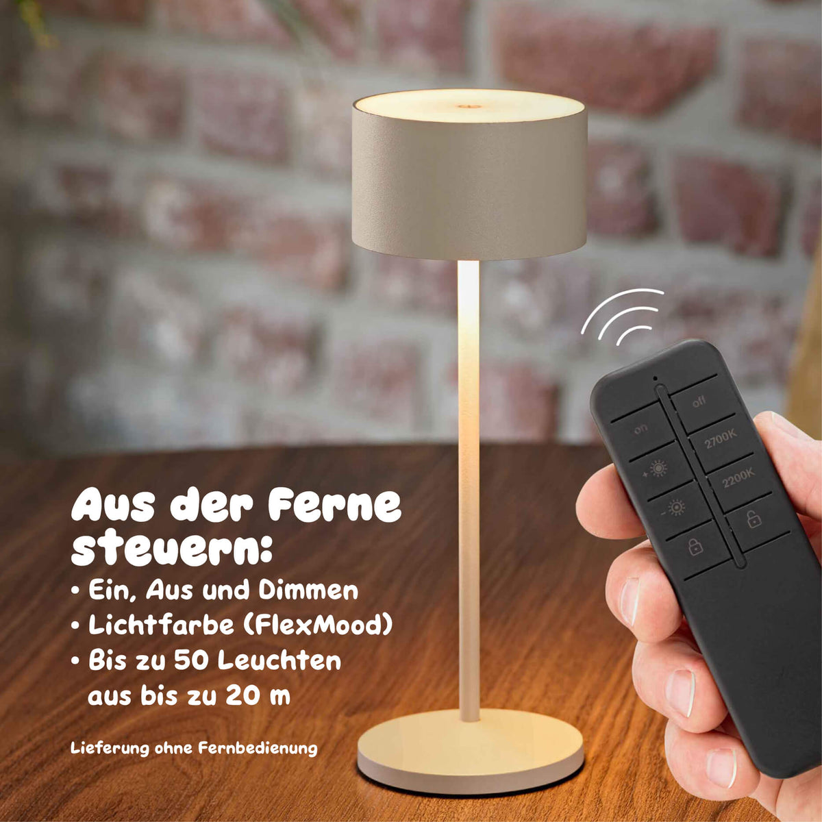 Sigor Veluna Remote Akku-Tischleuchte in Dünenbeige mit Funkfernbedienung in der Hand. #Farbe_Dünenbeige