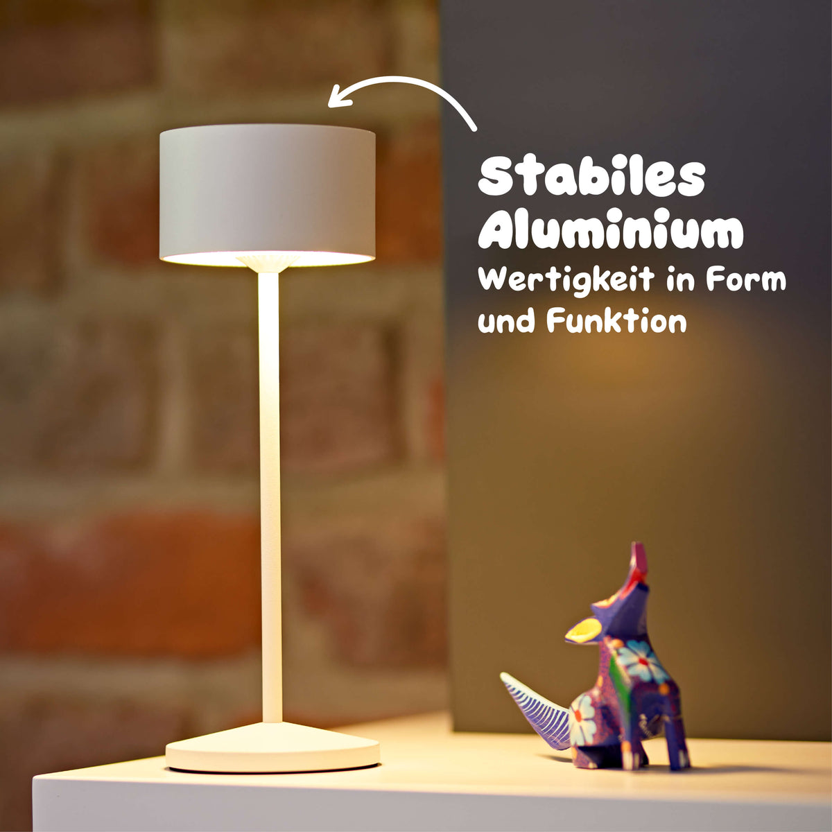 Die Sigor Veluna Akku-Tischleuchte mit stabilem Aluminiumgehäuse steht sicher und verzichtet auf Plastik #Farbe_Schneeweiss