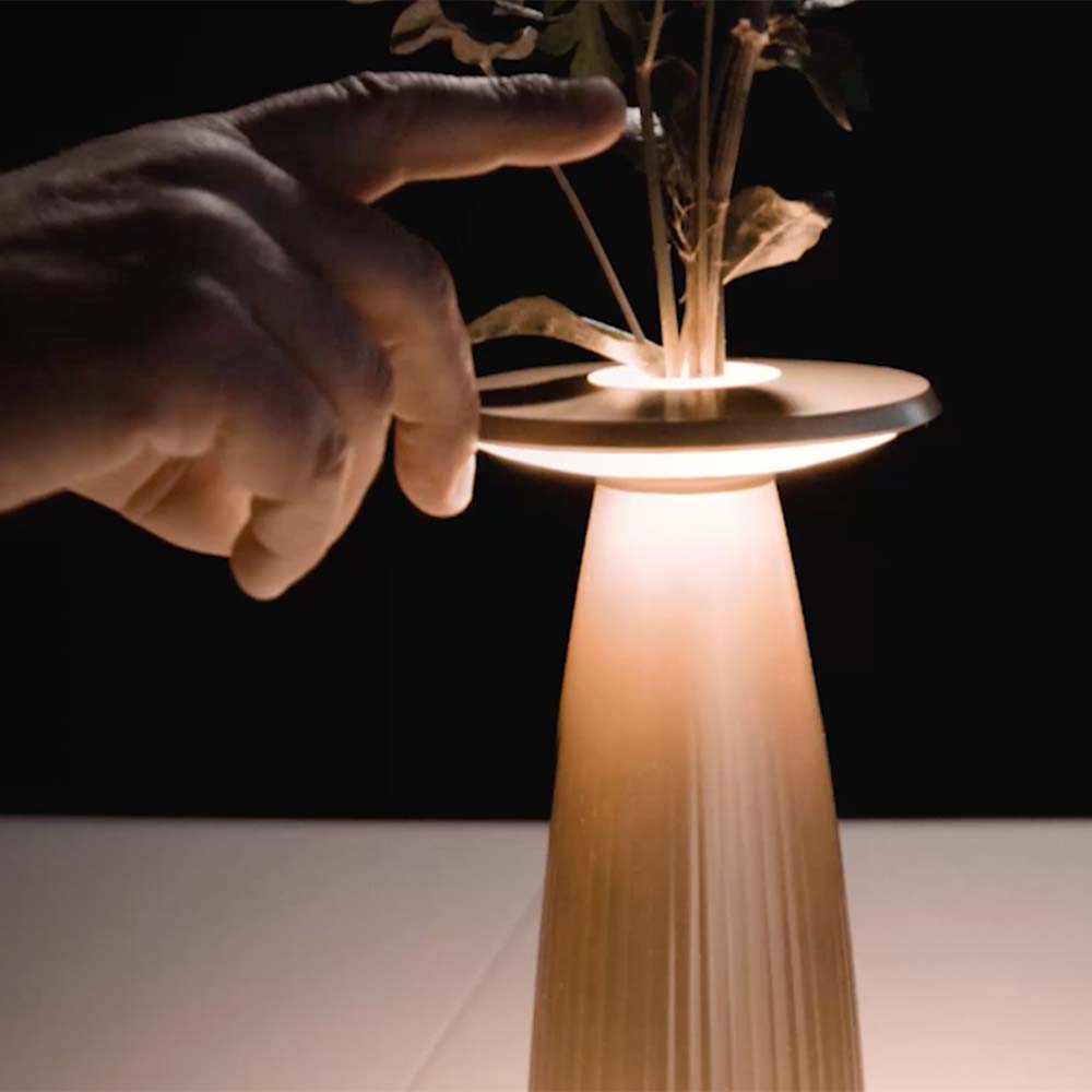 Hand bedient den Touch-Dimmer der Sigor Nuflair Akku-Tischleuchte